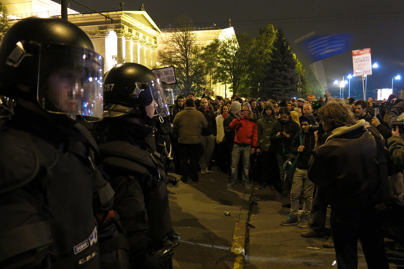 Illustration for article titled Miles de personas protestan en Budapest contra el impuesto de Internet